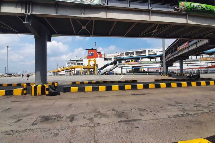 Di 7 dermaga yang ada di Merak  lengang tanpa adanya antrean kendaraan yang menunggu masuk ke dalam kapal laut