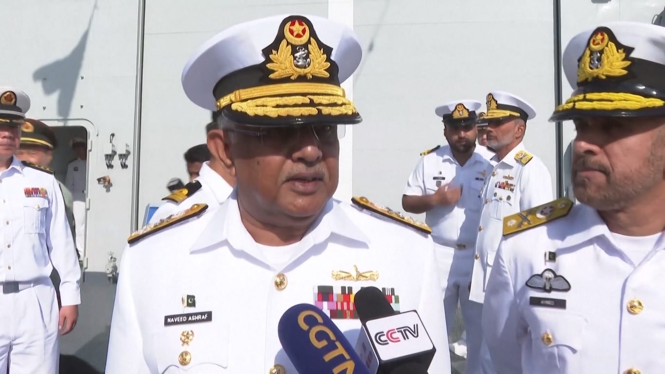 Ashraf mengunjungi kapal pasokan Angkatan Laut PLA Tiongkok