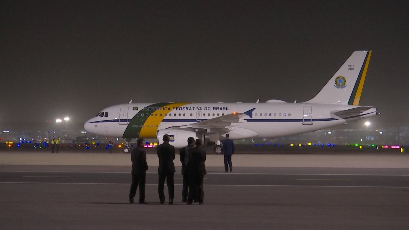 Lula sebelumnya mengunjungi cabang Huawei di Shanghai dan bertemu dengan perwakilan dari perusahaan Tiongkok tersebut pada hari Kamis (13/4) setelah mendarat di kota itu pada Rabu (12/4) malam