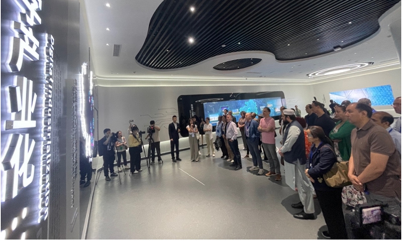 Dengan dipandu oleh petugas