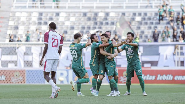 Persebaya Surabaya merebut kemenangan ketiga beruntun di Liga 1 usai menekuk PSM Makassar 1-0 di Stadion Gelora Bung Tomo (GBT)