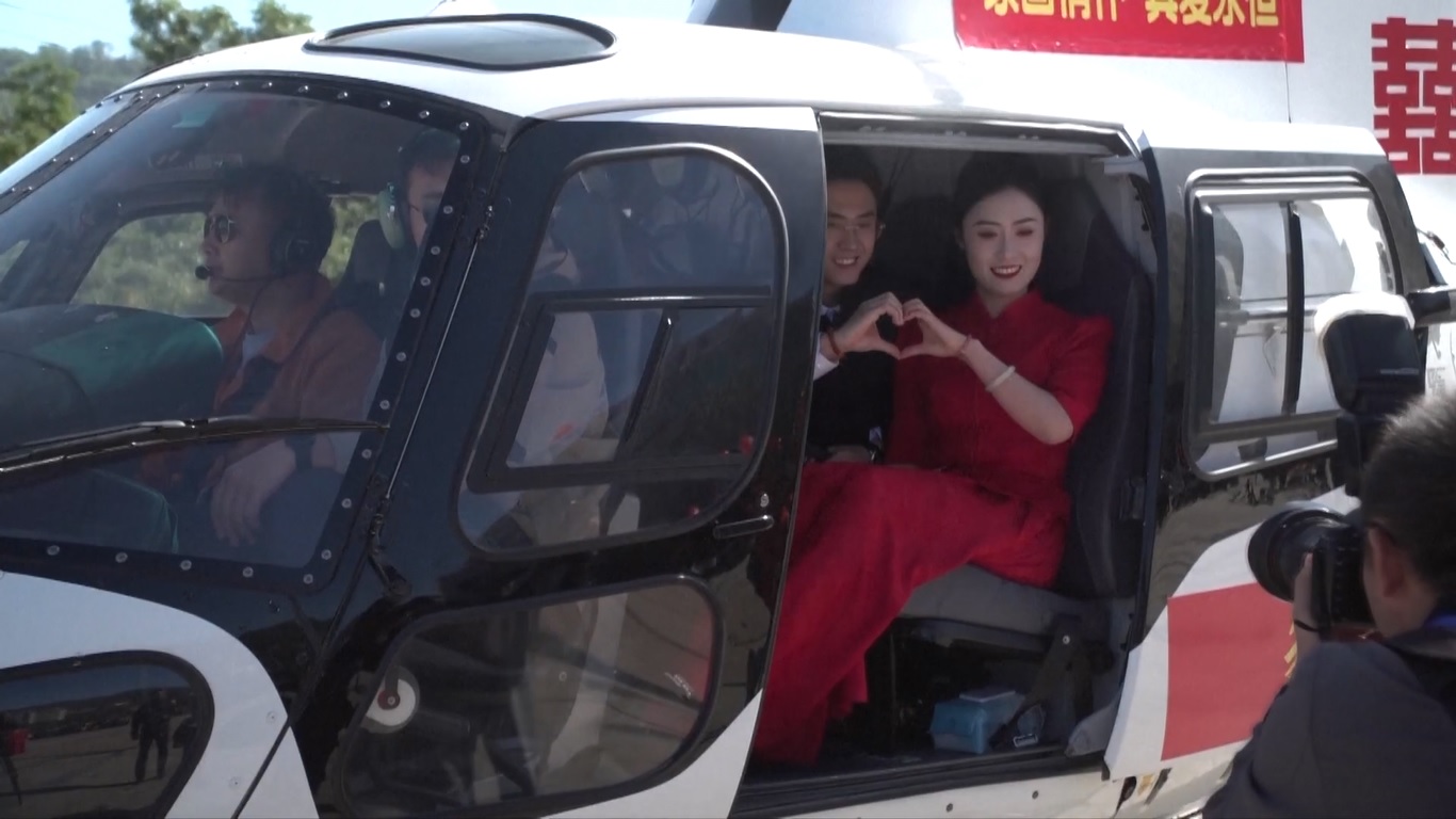 Shanghai meluncurkan layanan tur helikopter pertamanya di atas Sungai Huangpu pada hari Selasa (1/10)