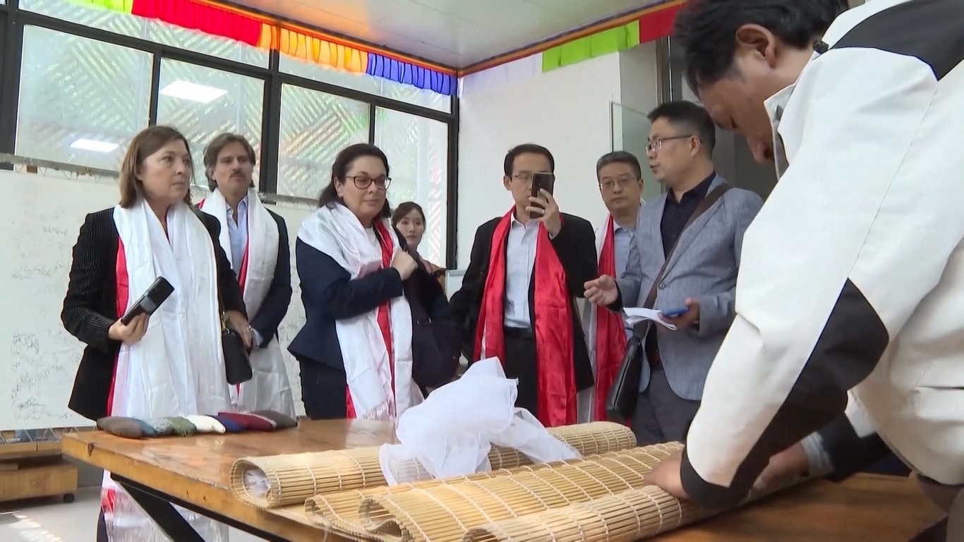 Kasmir yak berkualitas tinggi adalah bahan berharga yang populer di kalangan perancang busana dan konsumen di seluruh dunia