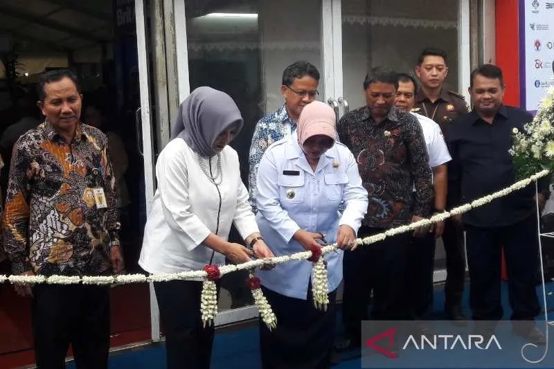 Kementerian Koperasi dan UKM menargetkan sebanyak 24 juta usaha mikro