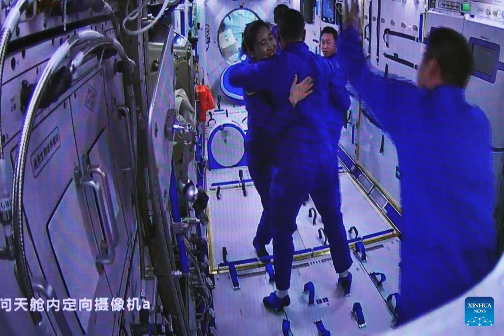 Enam Astronot Tiongkok Dalam Dua Misi Melakukan Pertemuan Bersejarah di Luar Angkasa