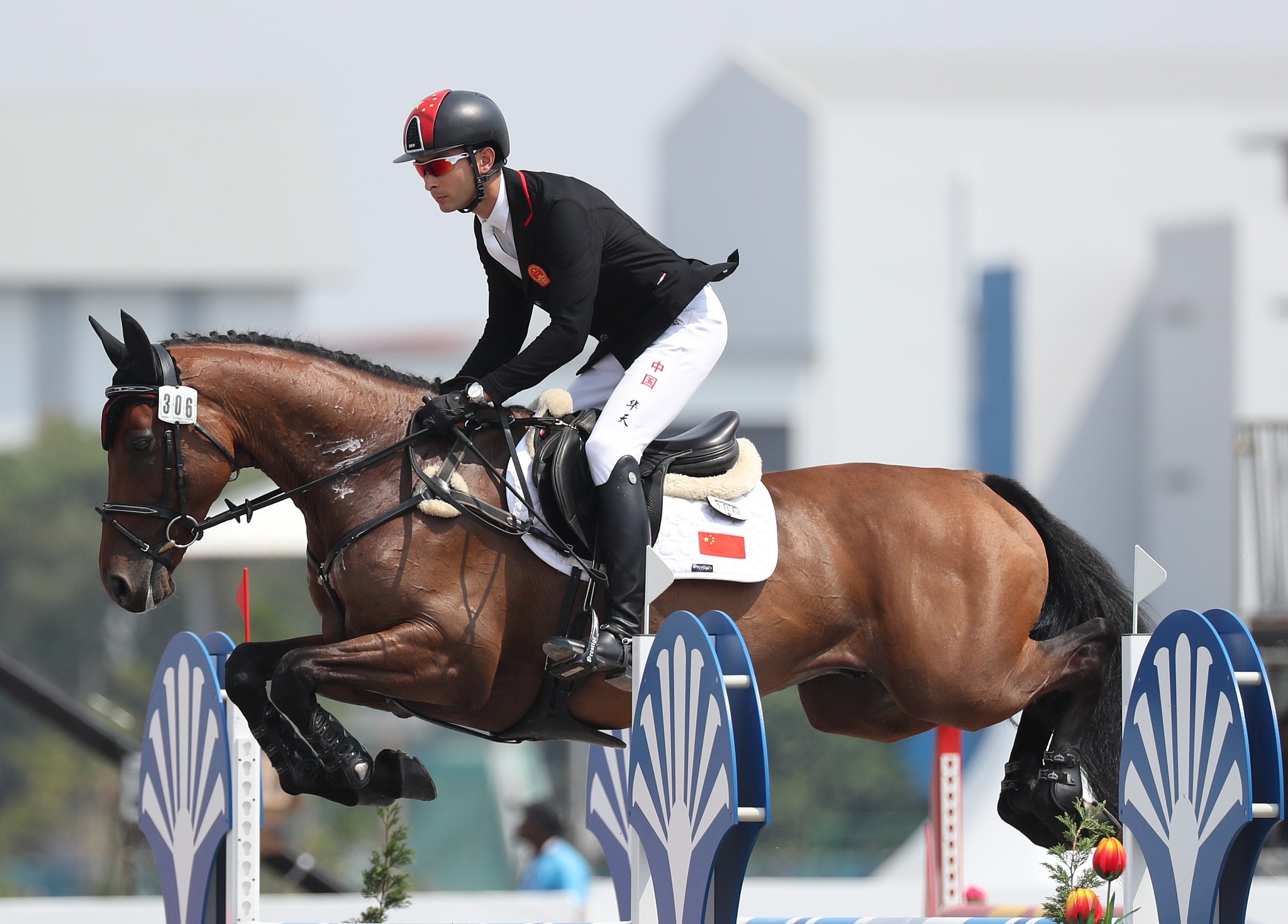 Atlet asal Tiongkok Hua Tian  membuat sejarah dengan meraih emas berkuda pertama di Asian Games