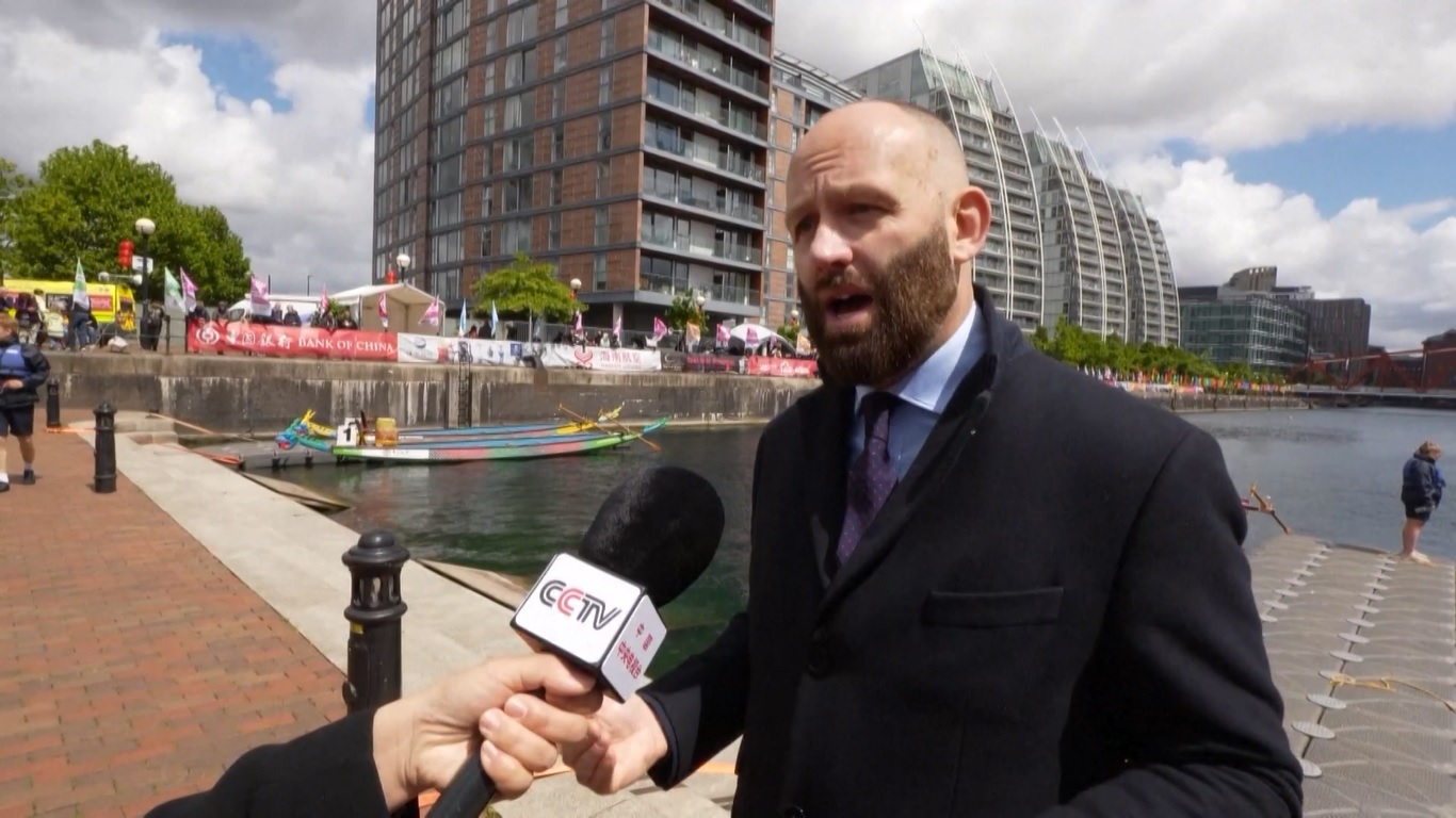 Sebanyak 49 tim berpartisipasi dalam perlombaan perahu naga