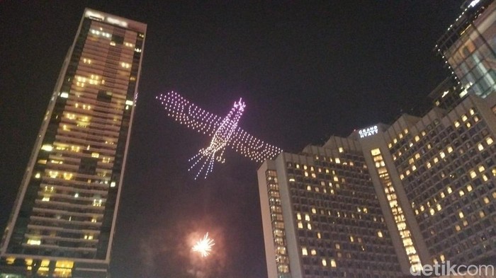 Sebanyak 500 drone tampil  membentuk sebuah burung Garuda selanjutnya 500 drone  ini merubah bentuknya menjadi sosok Gatot Kaca