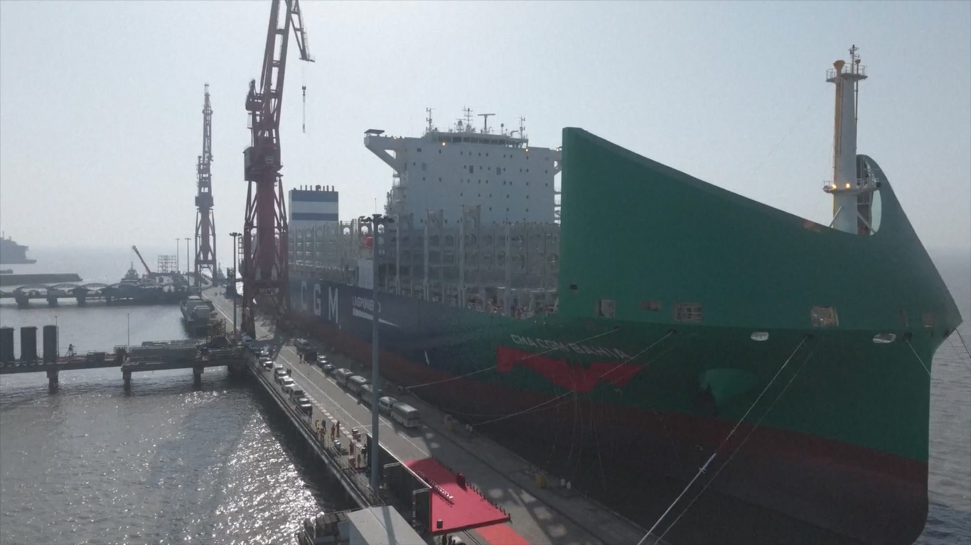 Dengan panjang 336 meter dan lebar 51 meter