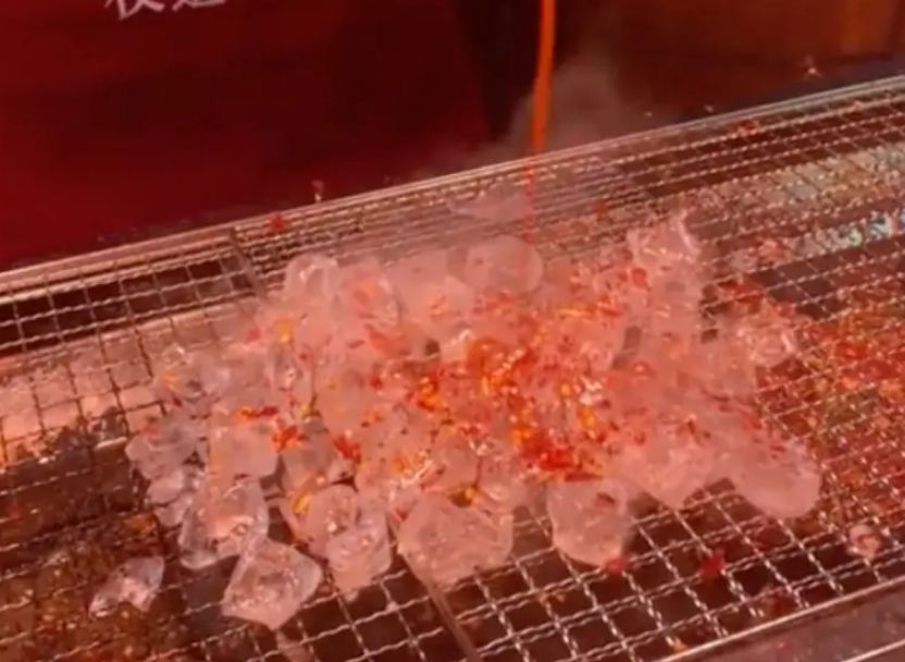 Walaupun bukanlah hal baru hidangan dingin ini yang konon berasal dari Tiongkok utara telah menjadi tren dalam beberapa pekan terakhir di media sosial Tiongkok 