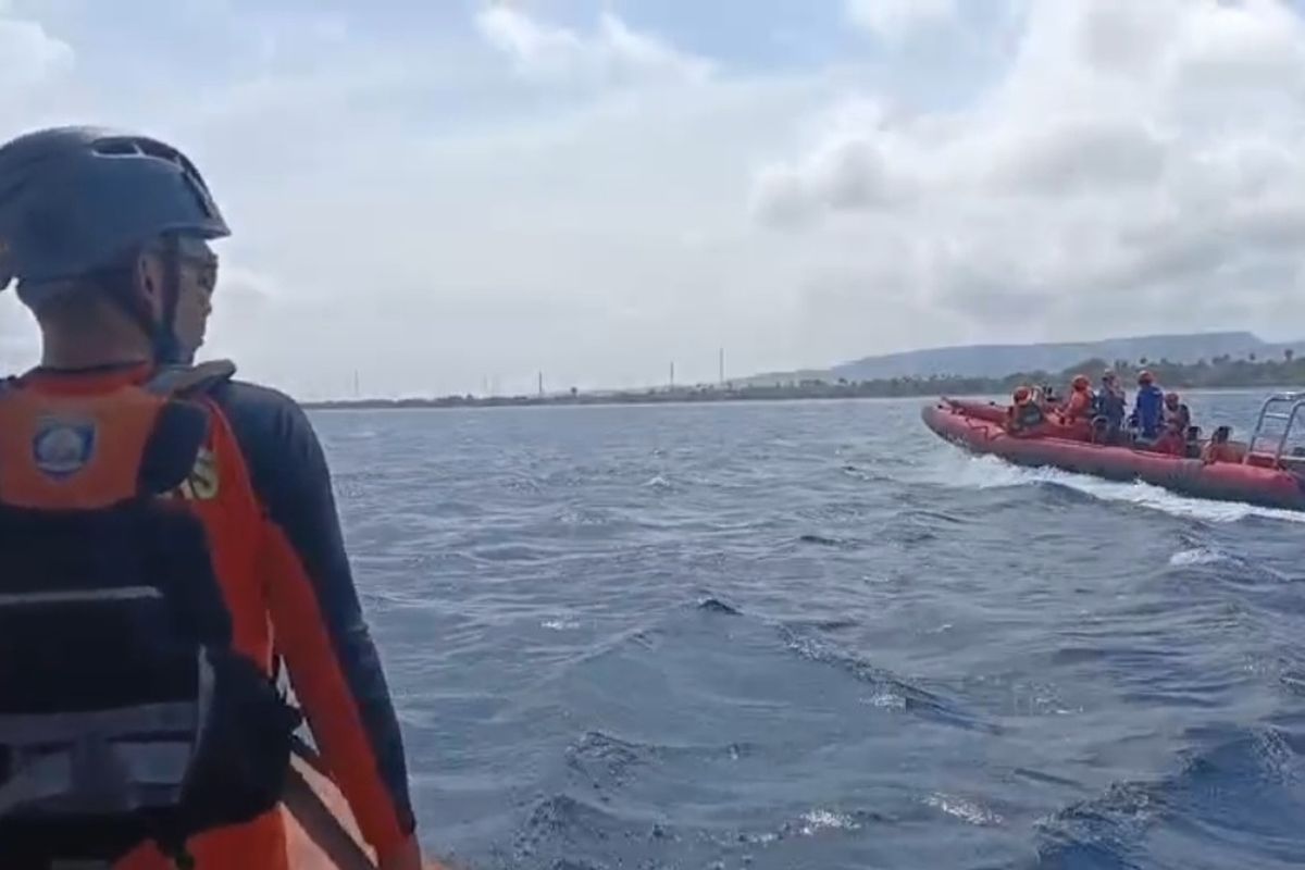 Kerahkan Pasukan Katak, TNI Evakuasi Korban Kapal Tenggelam di Selat Bali