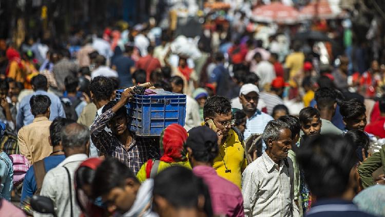 Mantan menteri pengembangan sumber daya manusia mengutip data Bank Dunia dan mengatakan bahwa India memiliki tingkat pengangguran serta inflasi tahunan yang lebih tinggi daripada Tiongkok  sementara PDB tahunannya jauh lebih rendah daripada Tiongkok