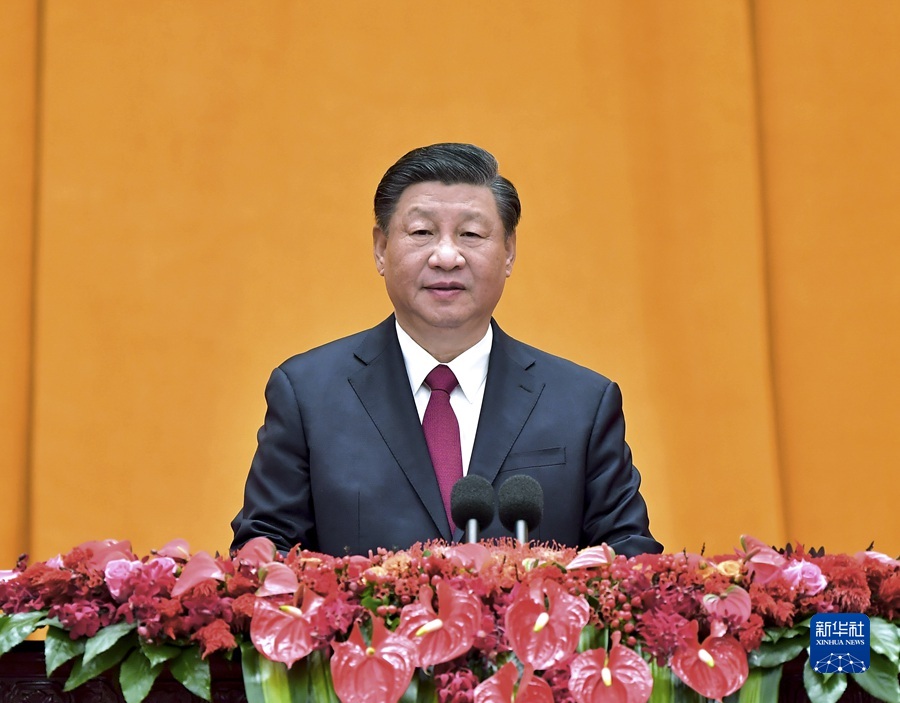 Xi menambahkan dihadapkan dengan angin kencang dan air yang berombak dalam situasi internasional dan tugas-tugas yang menantang untuk mengejar reformasi dan pembangunan dan memastikan stabilitas di dalam negeri