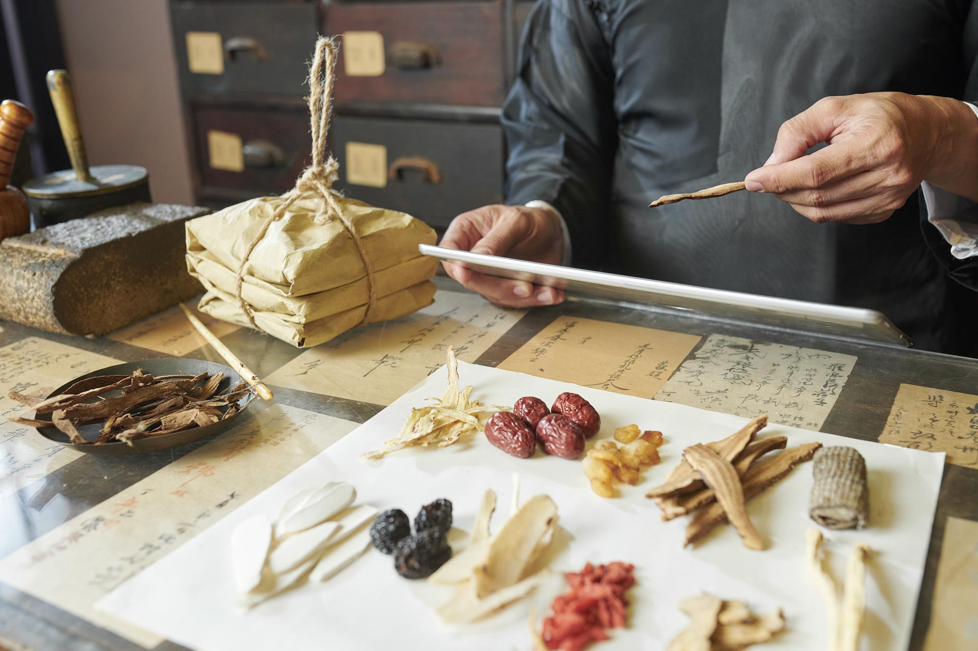 Protokol diagnosis dan pengobatan COVID-19 edisi ke-10 telah dikeluarkan  dan sekarang memperlakukan COVID-19 sebagai penyakit menular Kelas-B konvensional