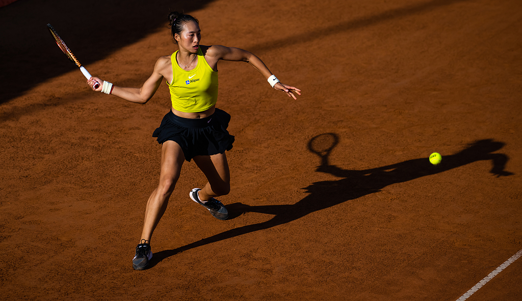 Petenis Tiongkok  Zheng Qinwen dan Wang Xiyu  berhasil mengalahkan lawan mereka masing-masing dalam dua set langsung untuk mencapai putaran ketiga tunggal putri WTA Italia Terbuka di Roma