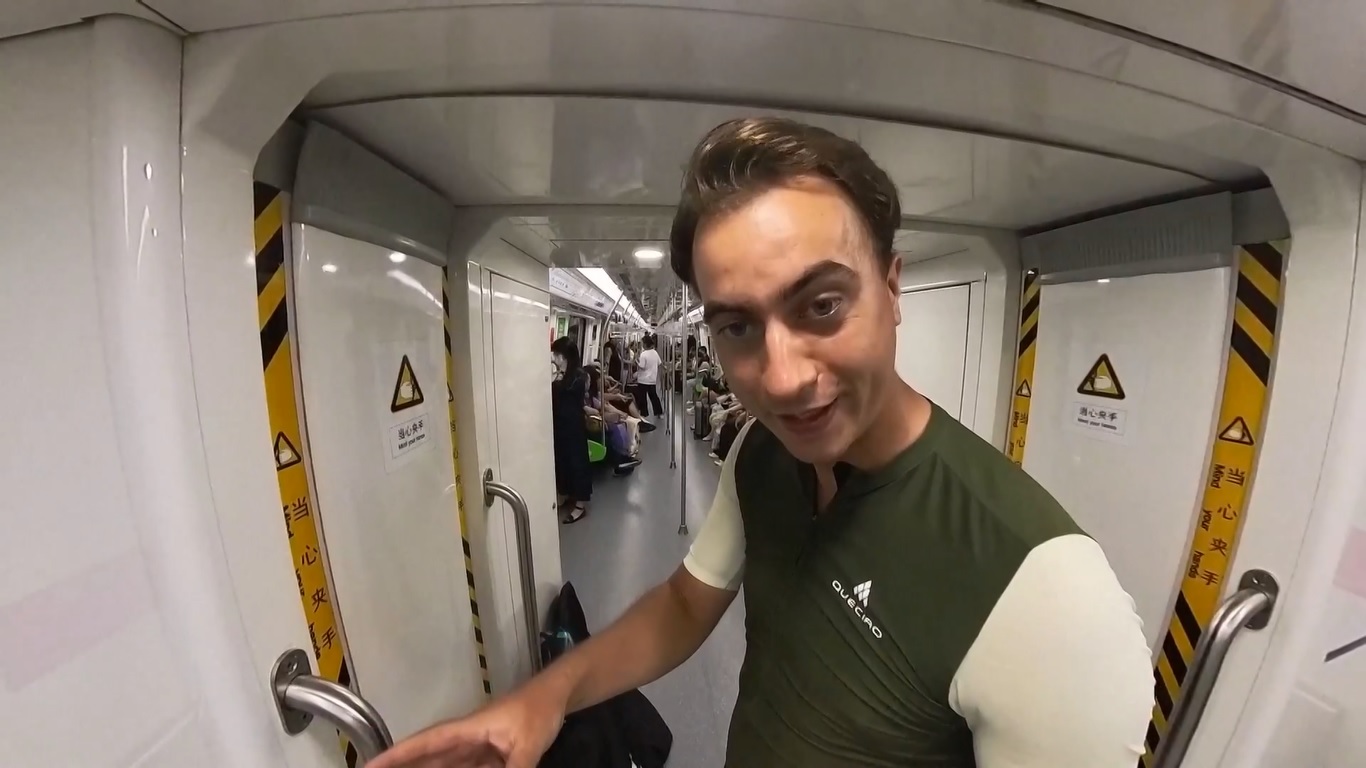 Ia telah bersepeda mengelilingi Hangzhou untuk merasakan budaya lokal mulai dari pakaian tradisional Tiongkok