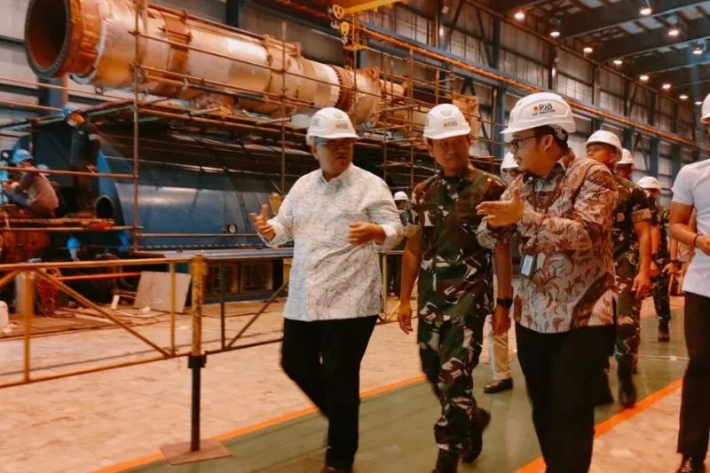 Panglima Komando Daerah Militer V/Brawijaya Mayor Jenderal TNI Nurchahyanto didampingi Wakil Bupati Probolinggo Timbul Prihanjoko mengunjungi kawasan PLTU Paiton 9 untuk memastikan kompleks pembangkit listrik itu aman menjelang pelaksanaan KTT G20 di Bali