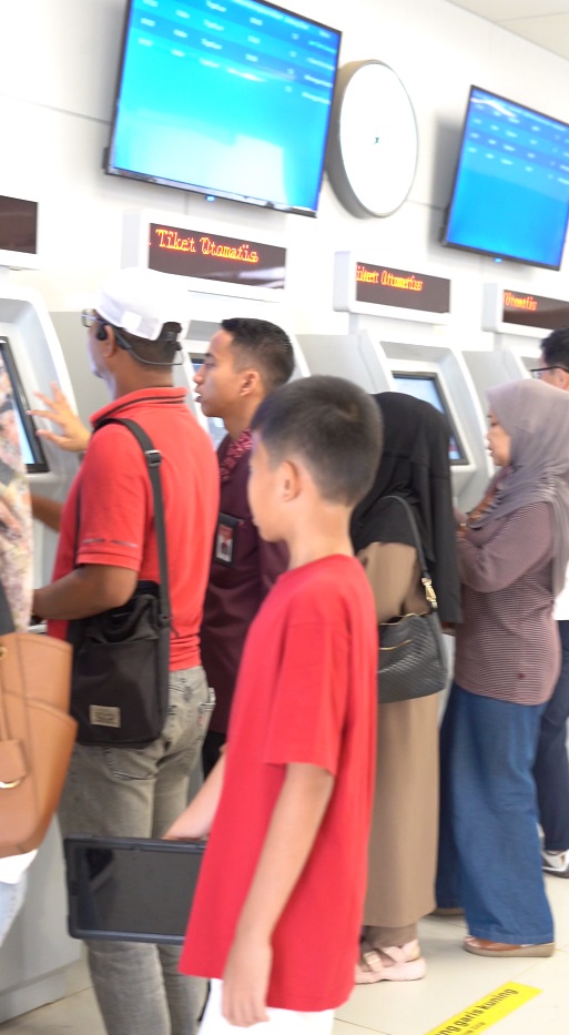 Penerapan kebijakan ini bertujuan untuk memastikan keselamatan dan keamanan penumpang selama menggunakan perjalanan Whoosh baik saat berada di stasiun dan di atas kereta
