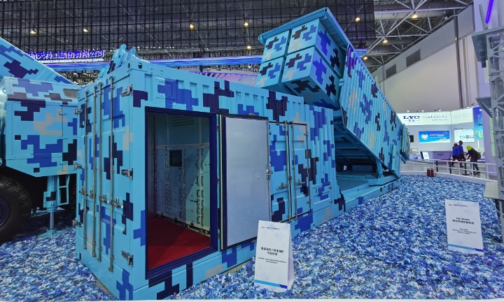 Pengembang rudal terkemuka Tiongkok memamerkan sistem tempur pertahanan laut tipe kontainer