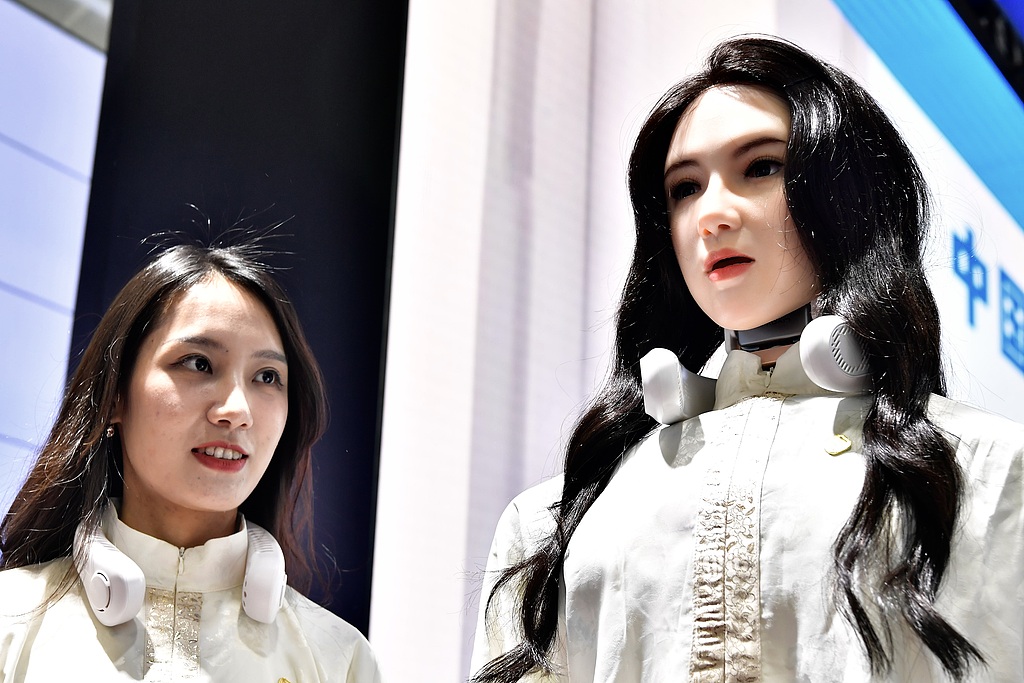 Dalam hal pengembangan AI Tiongkok telah memainkan peran utama di dunia kata Guo Lei seorang profesor di Universitas Beihang