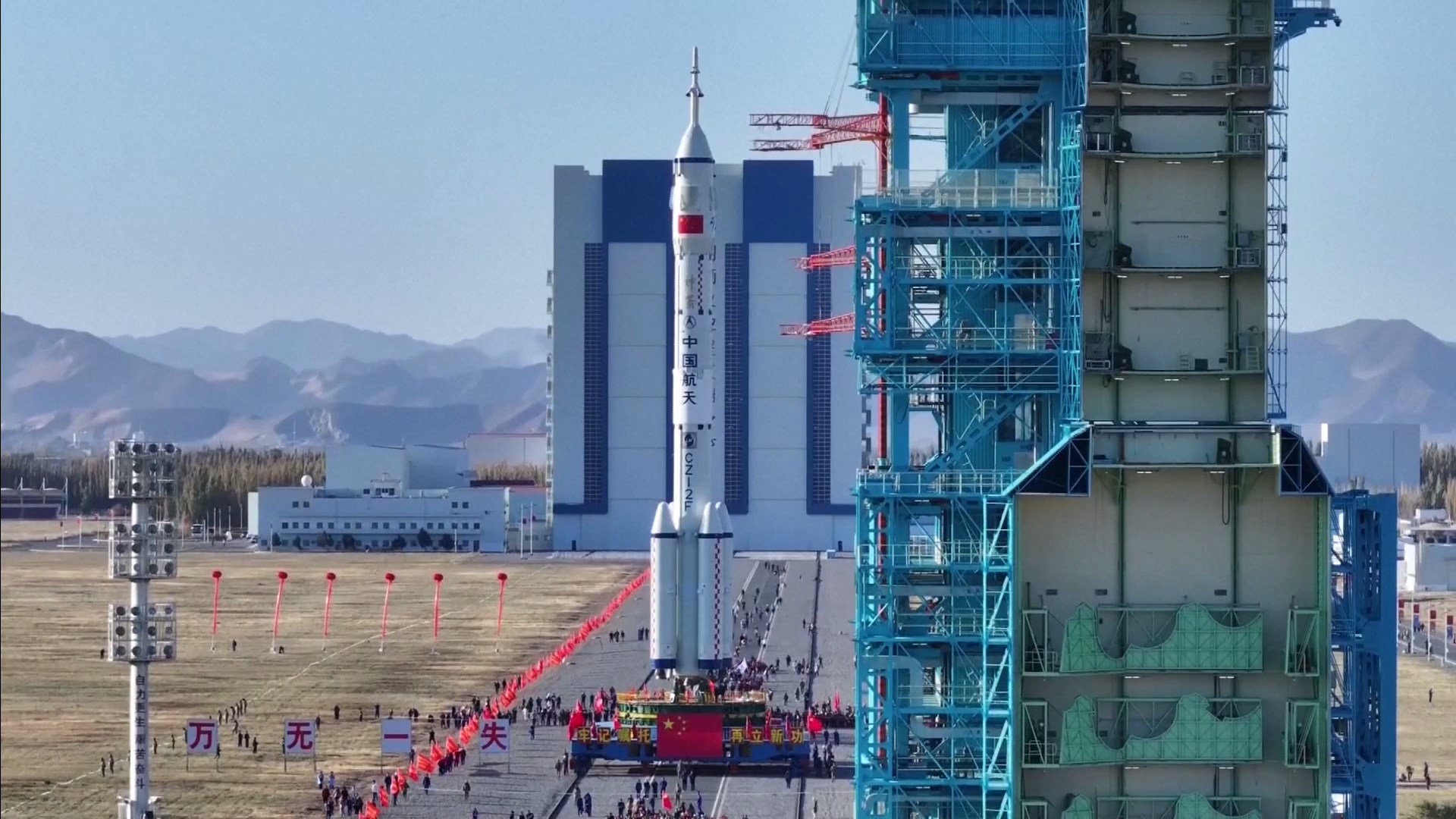 Kombinasi pesawat ruang angkasa berawak Shenzhou-19 dan roket pembawa Long March-2F Y19 telah dipindahkan ke area peluncuran di Pusat Peluncuran Satelit Jiuquan di barat laut Tiongkok pada Selasa sore