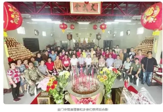 Setiap orang dengan tulus mempersembahkan dupa dan pemujaan