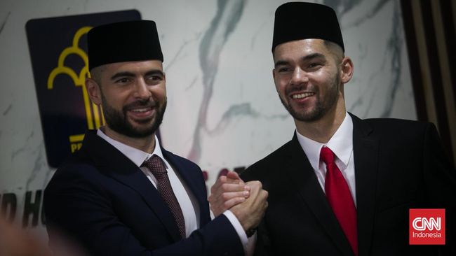 Jordi Amat dan Sandy Walsh resmi menjadi Warga Negara Indonesia (WNI) usai menjalani sumpah setia dan mendapat KTP RI