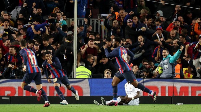 Klasemen Liga Spanyol mengalami perubahan setelah Barcelona menang dramatis atas Real Madrid dalam laga El Clasico di Camp Nou