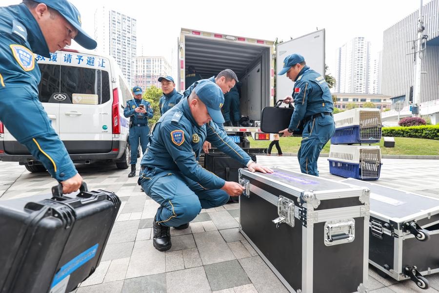 Tim penyelamat dan medis yang beranggotakan 37 orang dari Provinsi Yunnan