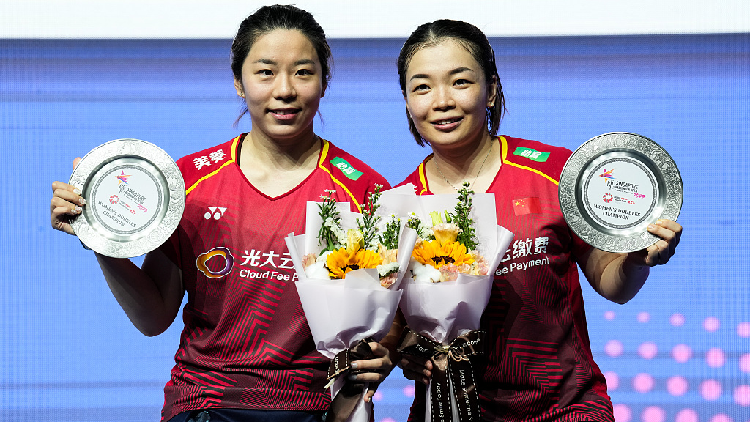 Pasangan pebulutangkis putri Tiongkok Chen Qingchen dan Jia Yifan mengalahkan duo Korea Selatan Baek Ha-na dan Lee So-hee 2-0 dan  memenangkan gelar ganda putri di Singapore Badminton Open pada hari Minggu (11/6)
