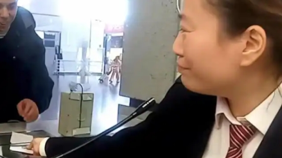 Para pengamat dan netizen memujinya sebagai seorang yang menonjol dalam pekerjaanya