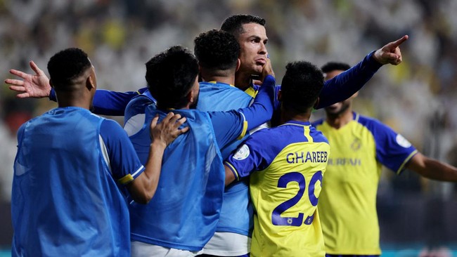 Cristiano Ronaldo tertangkap kamera nyaris adu jotos dengan pemain Al Shabab usai membawa Al Nassr menang 3-2 pada lanjutan Saudi Pro League di Stadion KSU