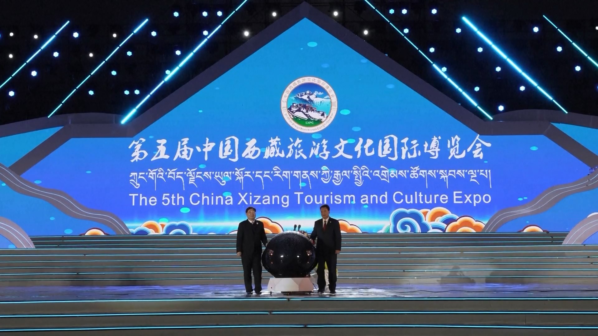 Hampir 1000 bisnis dari dalam dan luar negeri telah membawa sekitar 10000 jenis produk ke pameran tersebut