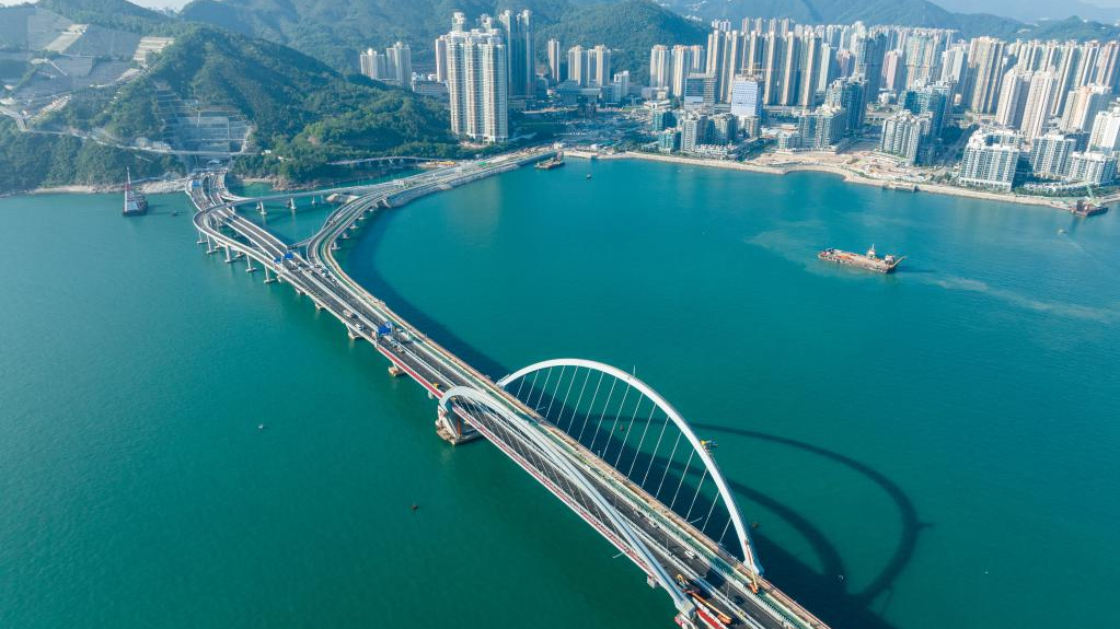 Cross Bay Link di Tseung Kwan O memiliki panjang sekitar 1