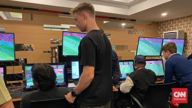 PSSI dan PT Liga Indonesia Baru (LIB) sedang berusaha menerapkan teknologi video assistant referee (VAR) bisa digunakan saat fase championship series Liga 1 2023/2024 Apakah VAR bisa dipakai di Championship Series Liga 1?