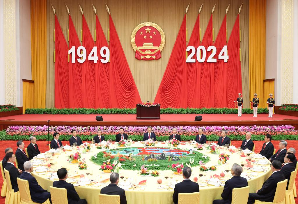 Presiden Xi Jinping mengatakan pada hari Senin bahwa rakyat Tiongkok akan mencetak pencapaian yang lebih luar biasa dan memberikan kontribusi yang lebih besar untuk tujuan perdamaian dan pembangunan umat manusia