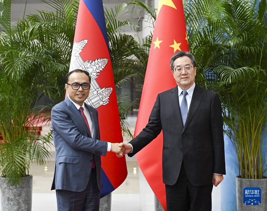 Wakil Perdana Menteri Tiongkok Ding Xuexiang mengadakan pertemuan dengan para pemimpin negara-negara ASEAN yang datang ke Tiongkok untuk menghadiri Ekspo Tiongkok-ASEAN (CAEXPO) ke-21 serta KTT Bisnis dan Investasi Tiongkok-ASEAN