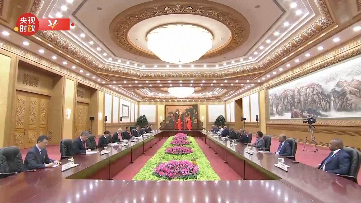 Xi senang bertemu dengan Perdana Menteri Marape sekali lagi dan menyambutnya untuk menghadiri Forum Sabuk dan Jalan untuk Kerja Sama Internasional (BRF) yang ketiga dan melakukan kunjungan resmi ke Tiongkok