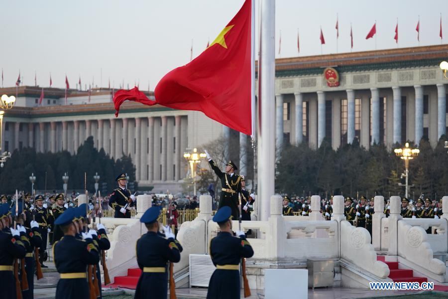 Upacara Pengibaran Bendera Tahun Baru Diadakan di Lapangan Tian'anmen di Beijing