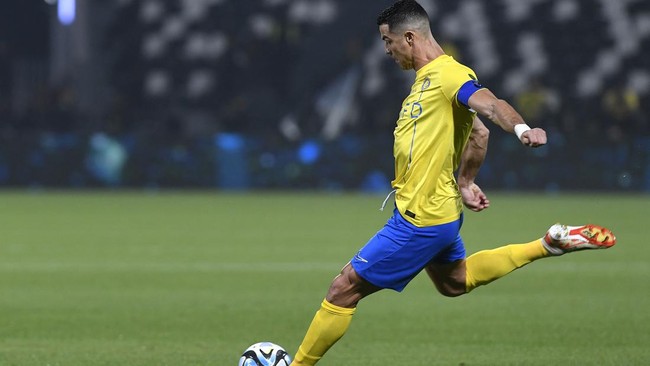 Cristiano Ronaldo mengawali 2024 dengan meraih penghargaan Maradona Award Best Goalscorer 2023 dari Globe Soccer atau pencetak gol terbanyak