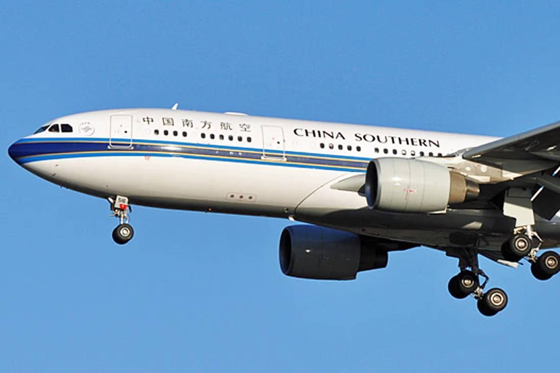 Sebuah penerbangan penumpang China Southern Airlines berangkat Senin dari Bandara Internasional Shenzhen Bao'an di Provinsi Guangdong