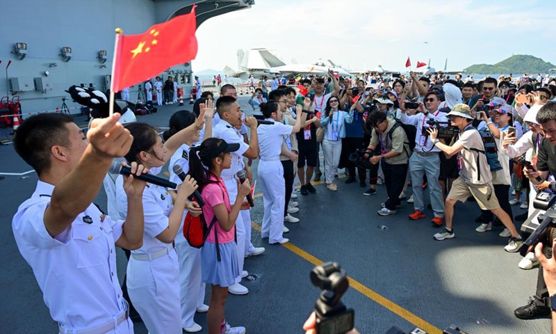 Armada Angkatan Laut Yang Dipimpin Oleh Kapal Induk Shandong Mendapat Sambutan Meriah  Di Hong Kong