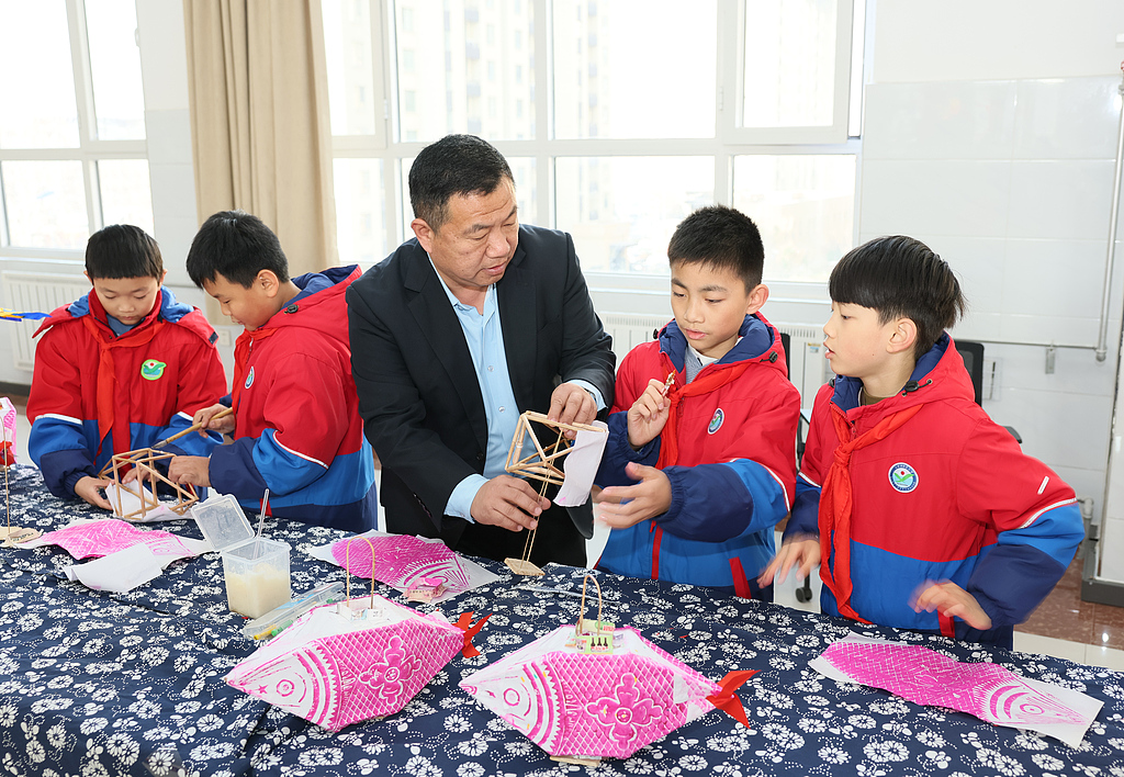 Pada awal semester sekolah baru siswa sekolah dasar dan menengah di Rizhao Tiongkok timur telah mempelajari berbagai keterampilan warisan budaya tak benda