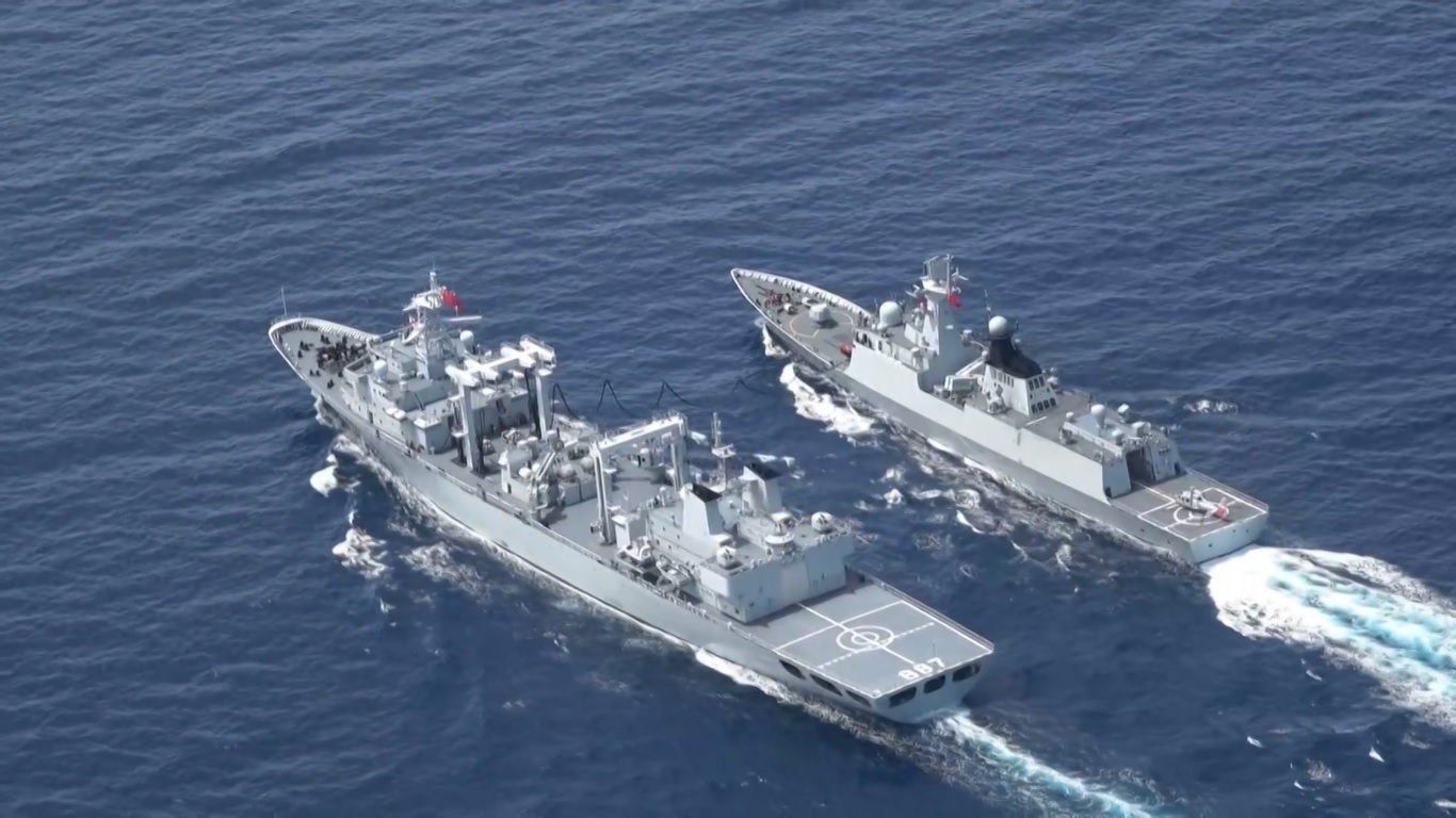 Armada tempur tersebut terdiri dari kapal perusak besar Tipe 055 Zunyi