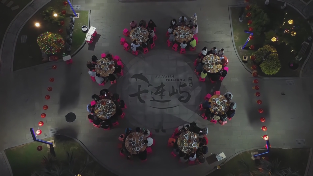 Para nelayan dari Komunitas Meiji di Distrik Nansha merayakan Tahun Baru dengan pesta makanan laut di atas perahu nelayan mereka