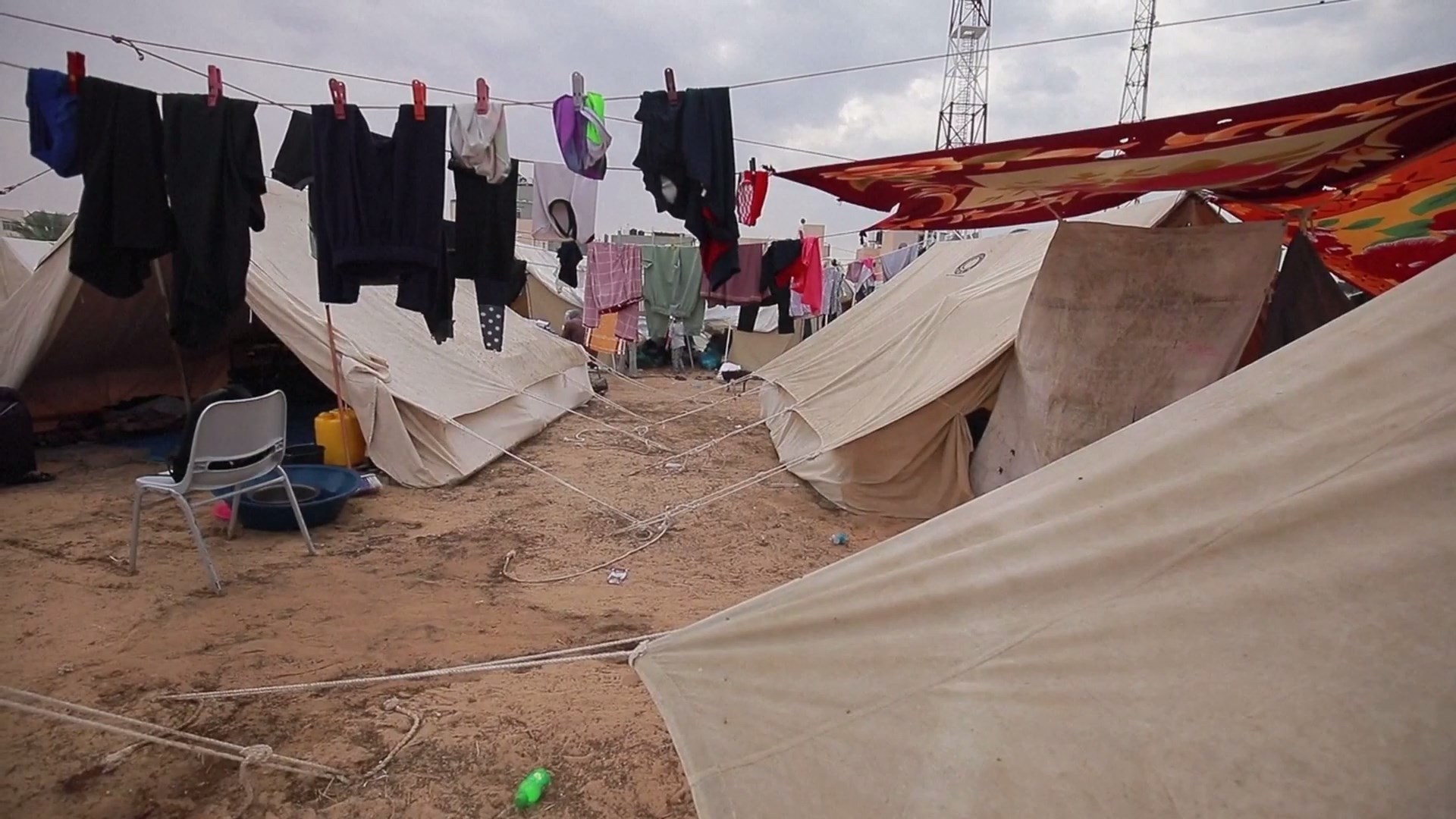 Karena pemboman besar-besaran yang terus dilakukan Israel