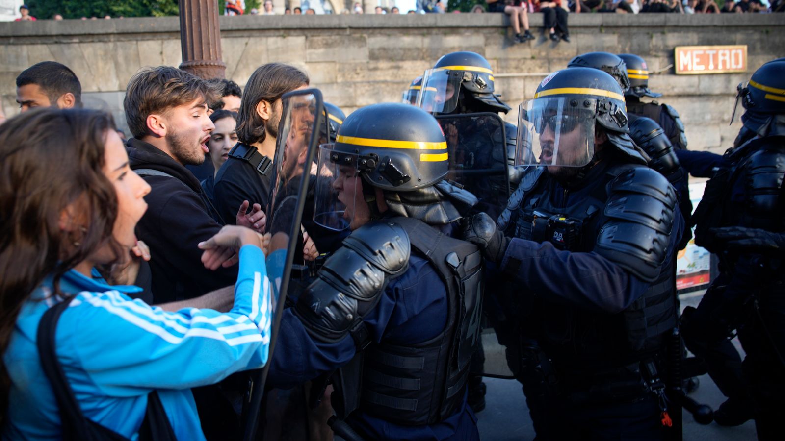 ebanyak 45000 petugas polisi yang didukung oleh kendaraan lapis baja ringan  dikerahkan otoritas Prancis untuk mengatasi aksi-aksi protes selama empat malam berturut-turut