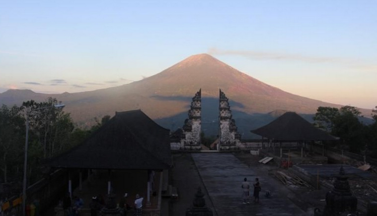 Kawasan wisata bukit dan Pura Lempuyang Bali ditutup selama lima hari karena ada kegiataan keagamaan