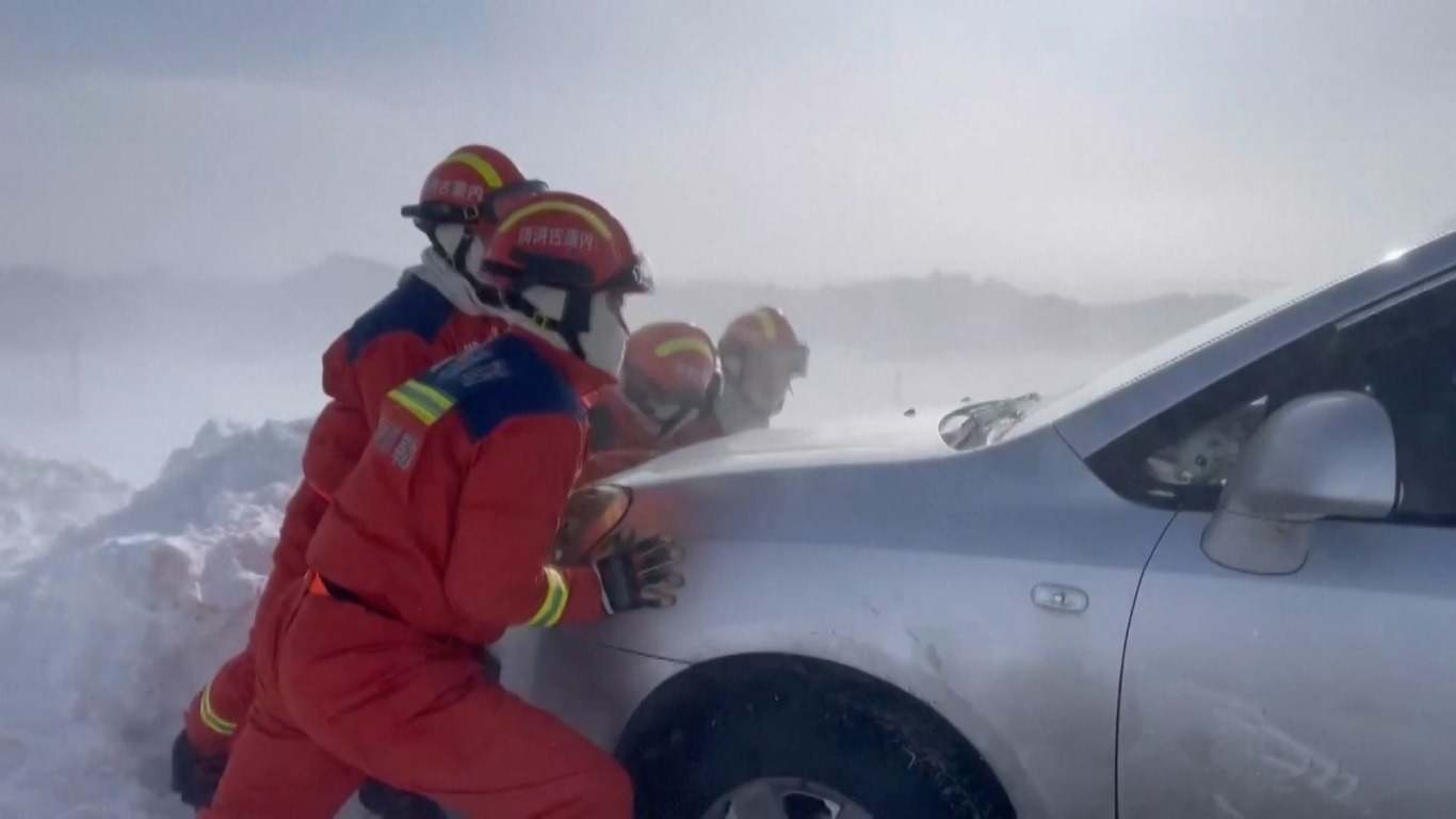 Mereka bergegas ke tempat kejadian setelah peringatan darurat