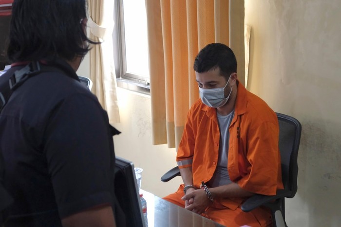 Pria berusia 32 tahun tersebut menjadi buronan kepolisian Italia dengan tuduhan terlibat dalam penyelundupan narkoba berupa mariyuana seberat 160 kilogram 